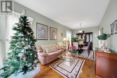 6323 Lisgar Drive, Mississauga, ON - Indoor Photo Showing Living Room