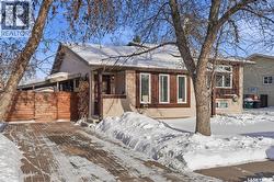 805 Kingsmere BOULEVARD  Saskatoon, SK S7J 4C4