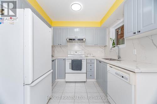 5261 River Forest Court, Mississauga, ON - Indoor Photo Showing Kitchen