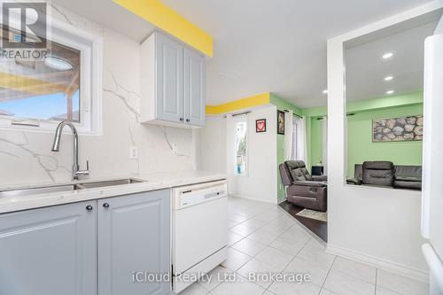 5261 River Forest Court, Mississauga, ON - Indoor Photo Showing Kitchen With Double Sink