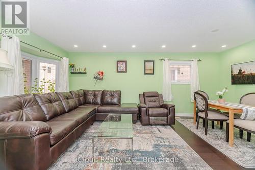 5261 River Forest Court, Mississauga, ON - Indoor Photo Showing Living Room