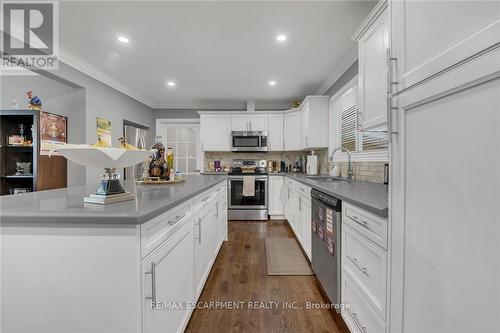 982 Highland Road E, Hamilton, ON - Indoor Photo Showing Kitchen With Upgraded Kitchen