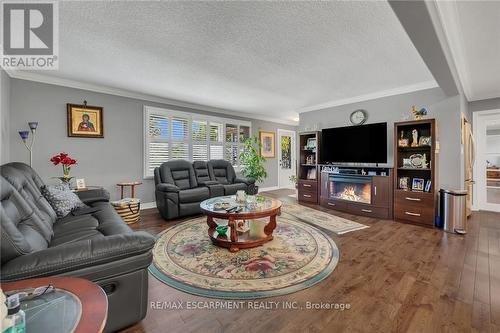 982 Highland Road E, Hamilton, ON - Indoor Photo Showing Living Room