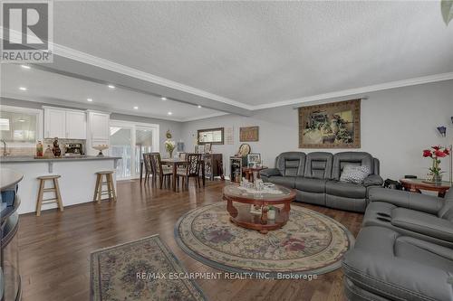 982 Highland Road E, Hamilton, ON - Indoor Photo Showing Living Room