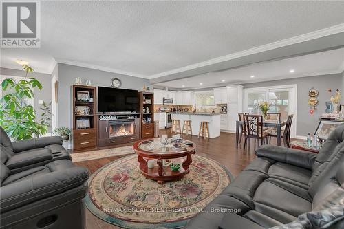 982 Highland Road E, Hamilton, ON - Indoor Photo Showing Living Room