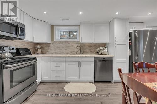982 Highland Road E, Hamilton, ON - Indoor Photo Showing Kitchen