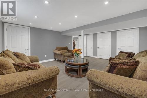 982 Highland Road E, Hamilton, ON - Indoor Photo Showing Living Room