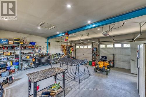 982 Highland Road E, Hamilton, ON - Indoor Photo Showing Garage