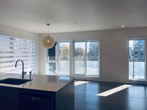 Salon - 304-145 Boul. Bouchard, Dorval, QC - Indoor