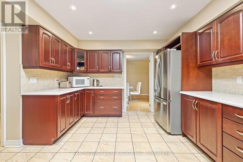 2492 Erin Centre Boulevard, Mississauga, ON - Indoor Photo Showing Kitchen