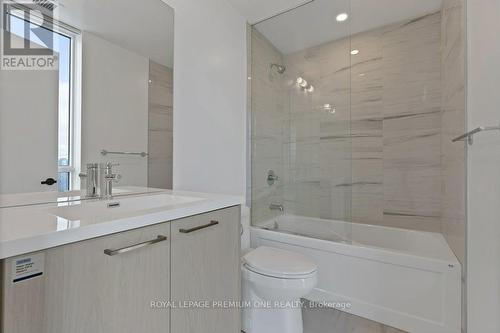 4010 - 28 Interchange Way, Vaughan, ON - Indoor Photo Showing Bathroom