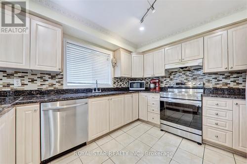 4234 Hazineh Court, Mississauga, ON - Indoor Photo Showing Kitchen With Upgraded Kitchen