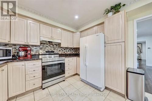 4234 Hazineh Court, Mississauga, ON - Indoor Photo Showing Kitchen