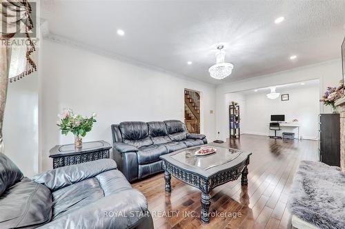 4234 Hazineh Court, Mississauga, ON - Indoor Photo Showing Living Room