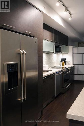6805 - 388 Yonge Street, Toronto, ON - Indoor Photo Showing Kitchen With Upgraded Kitchen