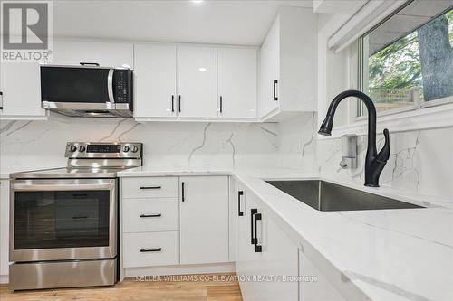 379 Bryant Crescent, Burlington, ON - Indoor Photo Showing Kitchen With Upgraded Kitchen