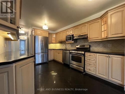 7132 Harding Crescent, Mississauga, ON - Indoor Photo Showing Kitchen With Stainless Steel Kitchen