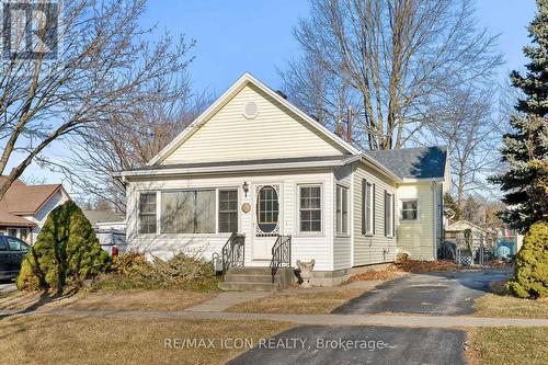 38 Myrtle Street, Kingsville, ON - Outdoor With Facade