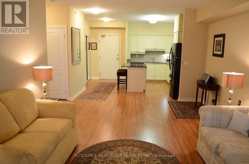 203 - 830 Scollard Court, Mississauga, ON - Indoor Photo Showing Living Room