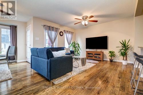 2604 Baynes Sound Way, Ottawa, ON - Indoor Photo Showing Living Room