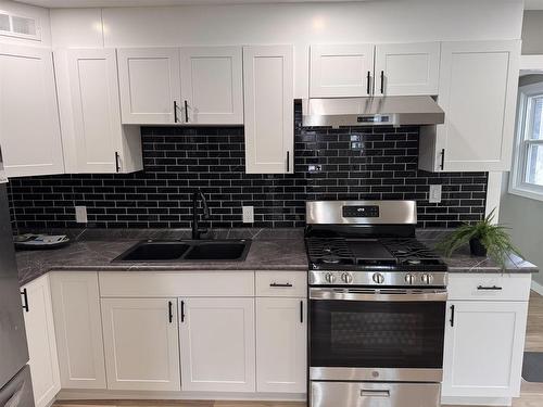 1322 Georgina Avenue, Thunder Bay, ON - Indoor Photo Showing Kitchen With Upgraded Kitchen