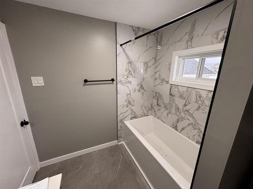 1322 Georgina Avenue, Thunder Bay, ON - Indoor Photo Showing Bathroom