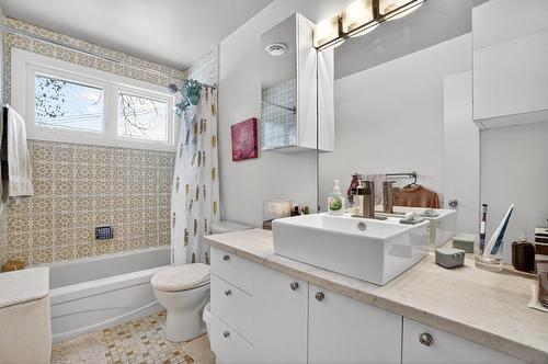 Bathroom - 6520 Av. Des Perruches, Laval (Sainte-Rose), QC - Indoor Photo Showing Bathroom