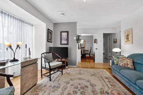 Living room - 6520 Av. Des Perruches, Laval (Sainte-Rose), QC - Indoor