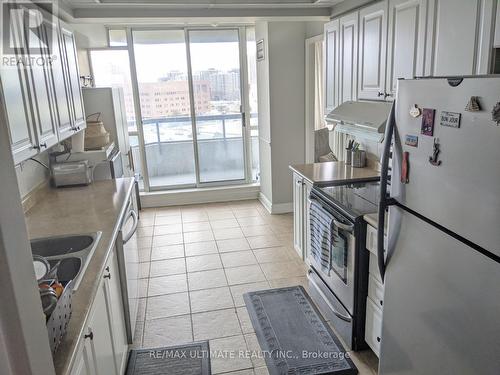 704 - 22 Hanover Road, Brampton, ON - Indoor Photo Showing Kitchen