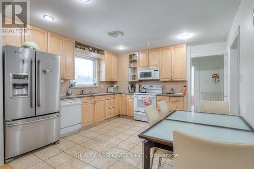 161 Highland Park Boulevard, Markham, ON - Indoor Photo Showing Kitchen