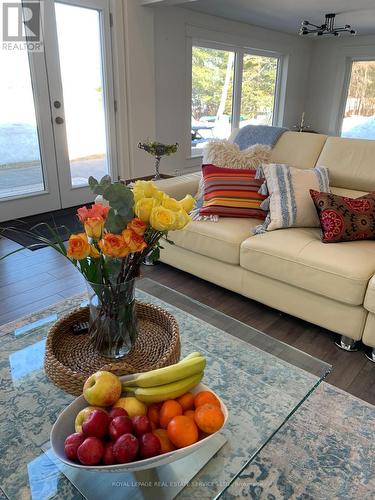 4 Crescent Road, Strong, ON - Indoor Photo Showing Living Room