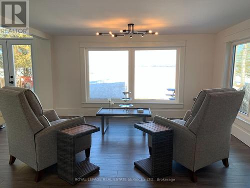 4 Crescent Road, Strong, ON - Indoor Photo Showing Living Room