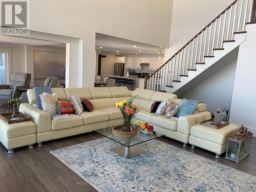 4 Crescent Road, Strong, ON - Indoor Photo Showing Living Room