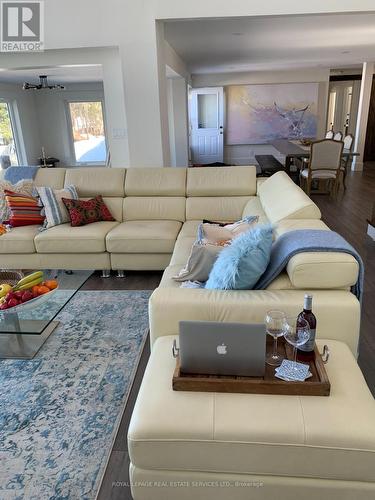 4 Crescent Road, Strong, ON - Indoor Photo Showing Living Room