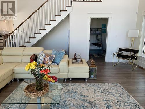 4 Crescent Road, Strong, ON - Indoor Photo Showing Living Room