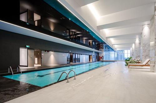 Piscine - 809-2300 Rue Tupper, Montréal (Ville-Marie), QC - Indoor Photo Showing Other Room With In Ground Pool