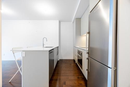 Cuisine - 809-2300 Rue Tupper, Montréal (Ville-Marie), QC - Indoor Photo Showing Kitchen With Upgraded Kitchen