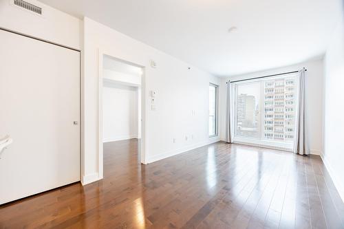 Salon - 809-2300 Rue Tupper, Montréal (Ville-Marie), QC - Indoor Photo Showing Other Room