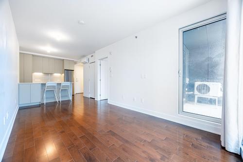 Salon - 809-2300 Rue Tupper, Montréal (Ville-Marie), QC - Indoor Photo Showing Other Room