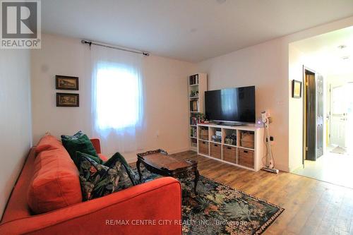 124 Joseph Street, Chatham-Kent, ON - Indoor Photo Showing Living Room