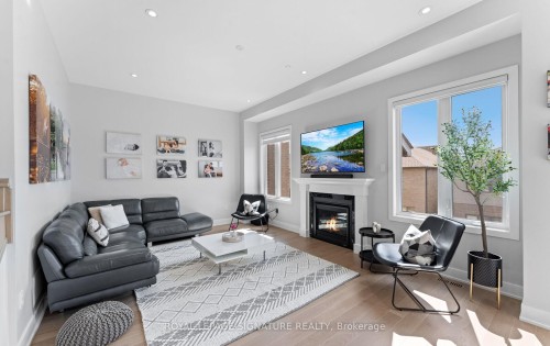 29 Sikura Circle, Aurora, ON - Indoor Photo Showing Living Room With Fireplace