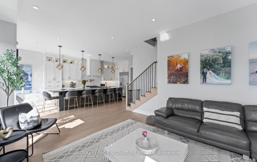 29 Sikura Circle, Aurora, ON - Indoor Photo Showing Living Room