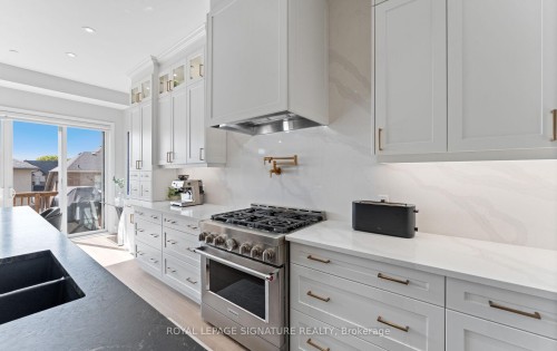 29 Sikura Circle, Aurora, ON - Indoor Photo Showing Kitchen With Upgraded Kitchen