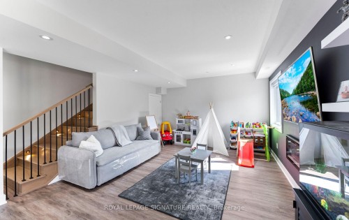 29 Sikura Circle, Aurora, ON - Indoor Photo Showing Living Room
