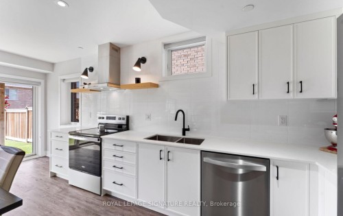 29 Sikura Circle, Aurora, ON - Indoor Photo Showing Kitchen With Double Sink With Upgraded Kitchen