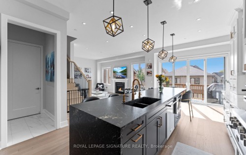 29 Sikura Circle, Aurora, ON - Indoor Photo Showing Kitchen With Double Sink With Upgraded Kitchen
