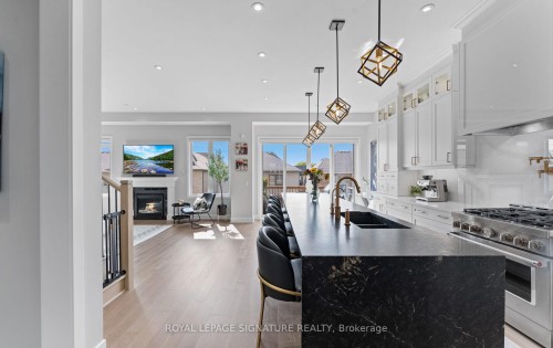 29 Sikura Circle, Aurora, ON - Indoor Photo Showing Kitchen With Double Sink With Upgraded Kitchen