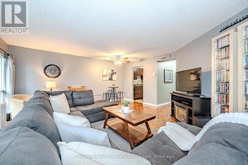 511 - 105 Conroy Crescent, Guelph (Dovercliffe Park/Old University), ON - Indoor Photo Showing Living Room