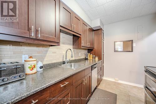 511 - 105 Conroy Crescent, Guelph (Dovercliffe Park/Old University), ON - Indoor Photo Showing Kitchen