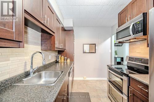 511 - 105 Conroy Crescent, Guelph (Dovercliffe Park/Old University), ON - Indoor Photo Showing Kitchen